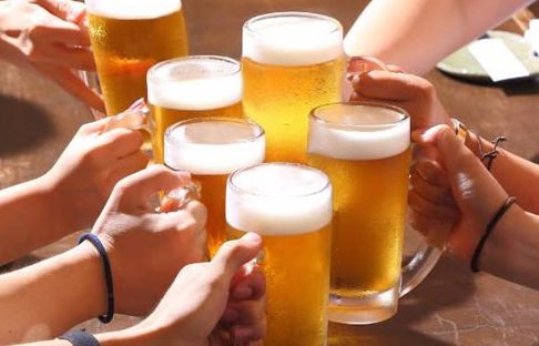 便秘人群需谨慎 三类食物加重肠道负担，酒精饮料尤需警惕