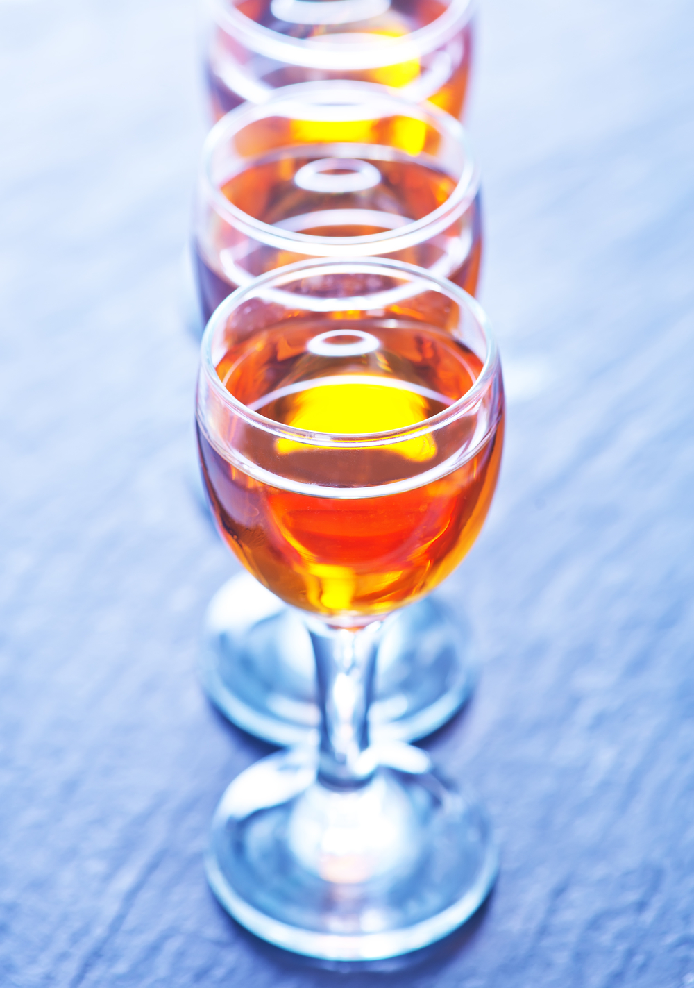 黑桌上的眼镜与酒精饮料 一场微醺的视觉邂逅